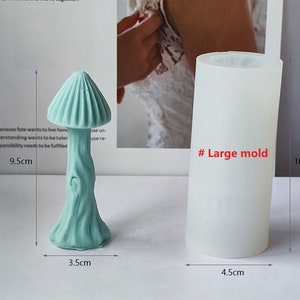 K&ouml;nnte beinhalten: Eine hellblaue Silikonform in Form eines Pilzes mit einem strukturierten Stiel. Die Form ist 9,5 cm hoch, 3,5 cm breit und 4,5 cm im Durchmesser. Die Form ist mit "# Gro&szlig;e Form" gekennzeichnet.