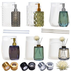 Op de afbeelding: Set van zes transparante glazen flessen met verschillende gekleurde deksels en decoratieve stoppen. De flessen zijn gevuld met vloeistof en hebben verschillende ontwerpen. De set bevat ook zes transparante glazen potten met deksels en zes decoratieve metalen doppen. De potten zijn leeg en klaar om te worden gevuld met uw favoriete geuren.