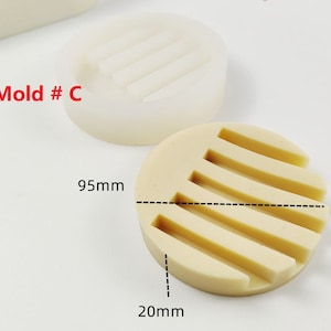 Op de afbeelding: Een witte siliconen mal met een rechthoekige vorm en een reeks verhoogde lijnen. De mal is gemarkeerd met "Mold # C". De mal meet 95 mm in diameter en 20 mm in hoogte.