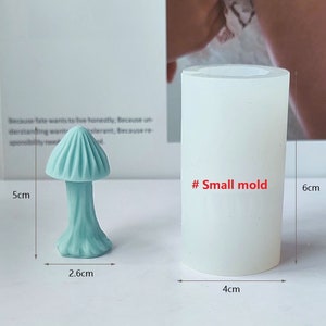 K&ouml;nnte beinhalten: Eine wei&szlig;e Silikonform in Form eines Pilzes. Die Form ist 6 cm hoch und 4 cm breit. Die Form ist mit "# Kleine Form" beschriftet.