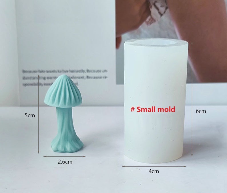 K&ouml;nnte beinhalten: Eine wei&szlig;e Silikonform in Form eines Pilzes. Die Form ist 6 cm hoch und 4 cm breit. Die Form ist mit "# Kleine Form" beschriftet.