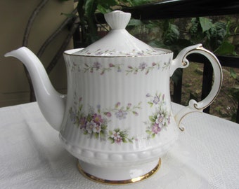 Large Elizabethan Chantilly teapot. 6-8 cup bone china tea pot in excellent condition.  Ref P