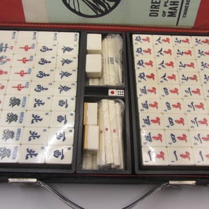 Vintage Mahjong set. 144 + 4 blank tiles, 88 sticks, 2 dice, booklet, case. Unused.   Ref BA