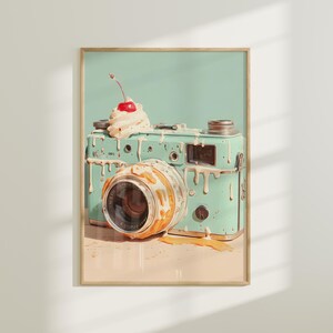 Op de afbeelding: Een turquoise vintage camera met een lens bedekt met een romige substantie. Een toef slagroom en een kers zitten bovenop de camera. De afbeelding heeft een grillig, artistiek gevoel, met druppels room die langs de camerabody stromen.