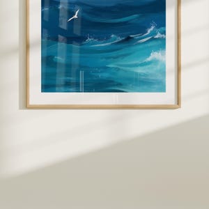 Puede incluir: Una impresi&oacute;n enmarcada de un oc&eacute;ano azul con olas blancas y un solo p&aacute;jaro blanco volando por encima. El oc&eacute;ano est&aacute; pintado en un estilo acuarela, con l&iacute;neas suaves y fluidas.