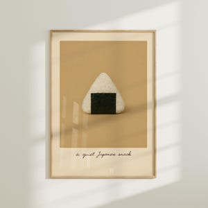 Onigiri Wall Art – Minimalist Japanese Rice Ball Poster in Retro Style, Calm Kitchen Decor for Sushi & Snack Lovers