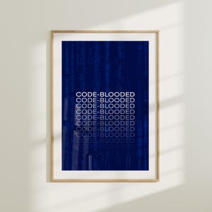 Könnte beinhalten: Ein gerahmter Druck mit blauem Hintergrund und weißem Text, der mehrmals "CODE-BLOODED" lautet. Der Hintergrund ist ein digitales Muster aus Zahlen und Buchstaben.