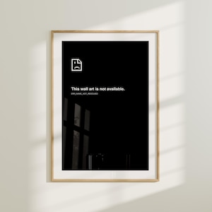 Może przedstawiać: Czarno-białe zdjęcie plakatu w ramie z ikoną smutnej twarzy i tekstem "This wall art is not available. ERR_NAME_NOT_RESOLVED".