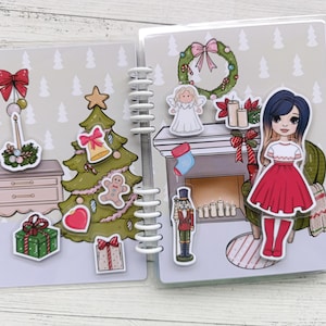 Pu&ograve; includere: Un'attivit&agrave; di bricolage a tema natalizio con una variet&agrave; di elementi festivi, tra cui un albero di Natale, un camino, uno schiaccianoci, una bambola e una ghirlanda. L'attivit&agrave; &egrave; progettata per essere interattiva, con vari pezzi che possono essere spostati.