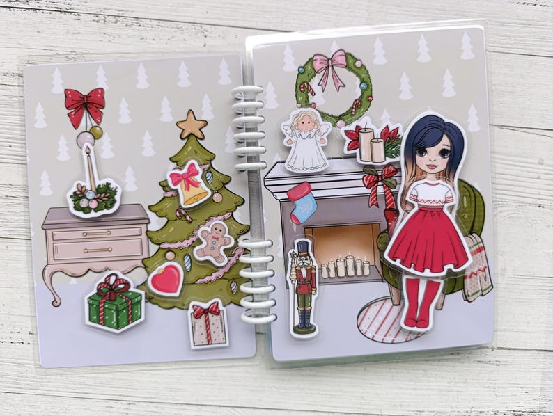 Pu&ograve; includere: Un'attivit&agrave; di bricolage a tema natalizio con una variet&agrave; di elementi festivi, tra cui un albero di Natale, un camino, uno schiaccianoci, una bambola e una ghirlanda. L'attivit&agrave; &egrave; progettata per essere interattiva, con vari pezzi che possono essere spostati.