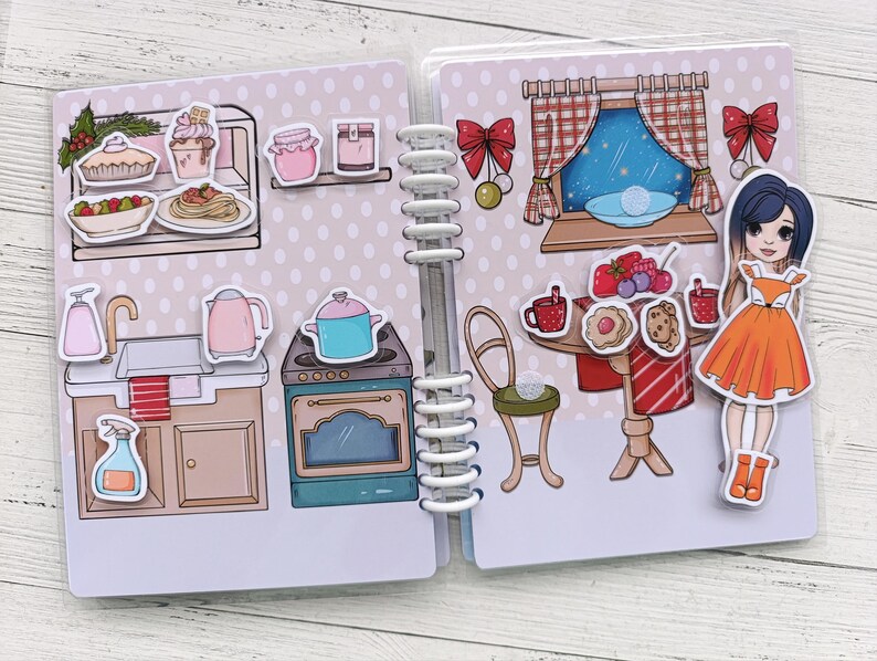 Pu&ograve; includere: Un libro di feltro colorato con una variet&agrave; di immagini, tra cui una scena di cucina, una scena di sala da pranzo e una bambola. Il libro ha una rilegatura a spirale ed &egrave; perfetto per i bambini piccoli.