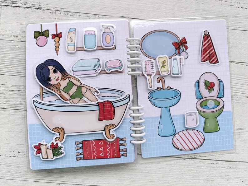 Pu&ograve; includere: Un libro di adesivi illustrato colorato con una ragazza in una vasca da bagno, un lavandino, un water e altri accessori per il bagno. Il libro ha una rilegatura a spirale.