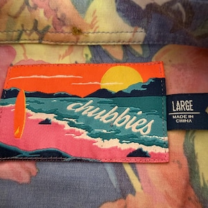 Camisa Chubbies para hombre con estampado de loro tropical, manga corta, informal y divertida imagen 2