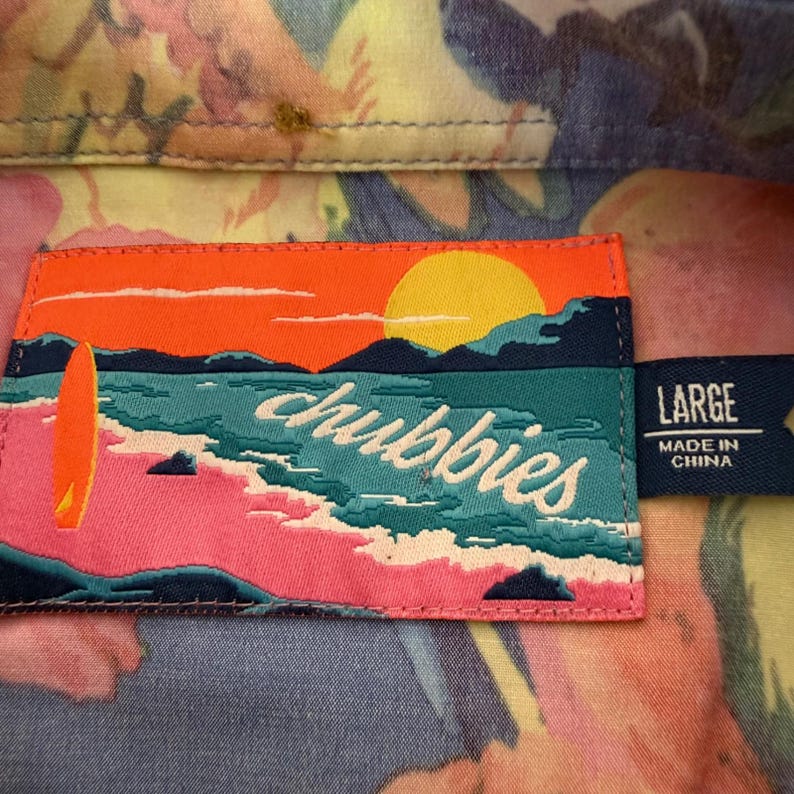 Camisa Chubbies para hombre con estampado de loro tropical, manga corta, informal y divertida imagen 2