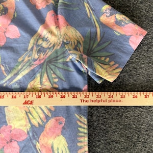 Camisa Chubbies para hombre con estampado de loro tropical, manga corta, informal y divertida imagen 5