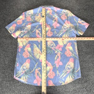 Camisa Chubbies para hombre con estampado de loro tropical, manga corta, informal y divertida imagen 4