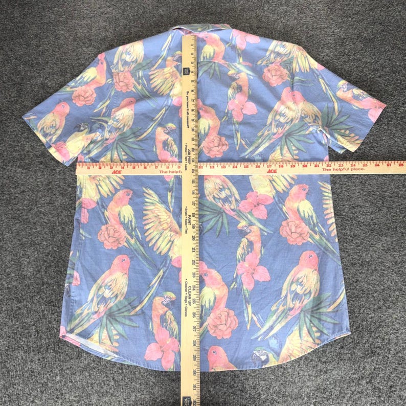 Camisa Chubbies para hombre con estampado de loro tropical, manga corta, informal y divertida imagen 4
