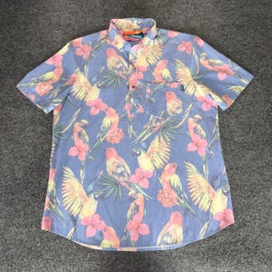Camisa Chubbies para hombre con estampado de loro tropical, manga corta, informal y divertida imagen 1