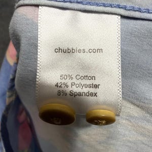 Camisa Chubbies para hombre con estampado de loro tropical, manga corta, informal y divertida imagen 3
