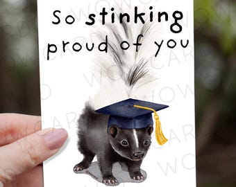 Tarjeta de graduación con un lindo zorrillo para estudiantes de último año, ¡Qué orgullosos estamos de ti!, regalos de graduación para hijos e hijas, mejores amigos, ¡Felicidades graduados!