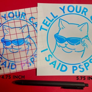 K&ouml;nnte beinhalten: Ein blauer und wei&szlig;er Vinyl-Aufkleber mit einer Katze, die eine Sonnenbrille tr&auml;gt, und dem Text "Tell your cat I said PSPSPSP". Der Aufkleber ist 14,6 cm breit.
