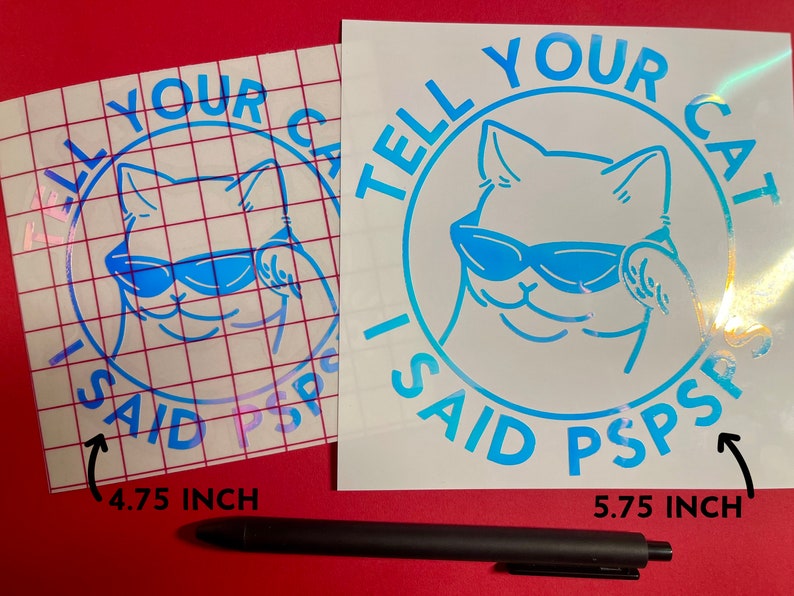 K&ouml;nnte beinhalten: Ein blauer und wei&szlig;er Vinyl-Aufkleber mit einer Katze, die eine Sonnenbrille tr&auml;gt, und dem Text "Tell your cat I said PSPSPSP". Der Aufkleber ist 14,6 cm breit.