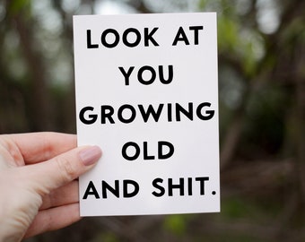 Mírate envejeciendo y esa mierda, tarjeta de cumpleaños divertida para un amigo, tarjeta para esposo, esposa, novia y novio, cumpleaños divertido, tarjeta grosera
