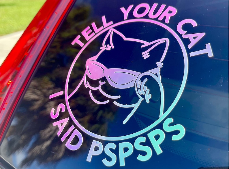 K&ouml;nnte beinhalten: Ein schwarz-wei&szlig;er Aufkleber mit einem rosa-blauen Farbverlauf. Der Aufkleber zeigt eine Comic-Katze mit Sonnenbrille und dem Text "TELL YOUR CAT I SAID PSPSPS".