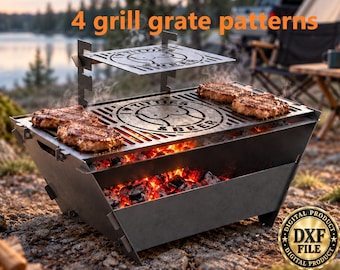 Op de afbeelding: Een draagbare metalen houtskoolgrill met twee niveaus van grillroosters met lasergesneden patronen met de tekst 4 grill grate patterns en I TITTIES & BEER. De grill bevat gloeiende rode kolen en gebakken vleespasteitjes.