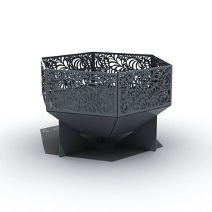 Puede incluir: Un brasero de metal negro con forma hexagonal y un diseño decorativo recortado. El brasero tiene una base con tres patas.