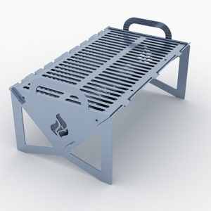 K&ouml;nnte beinhalten: Ein faltbarer Grill aus silbernem Metall mit einem Griff und einem Flammenlogo. Der Grill ist f&uuml;r das Kochen im Freien und Camping konzipiert.