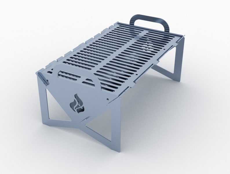K&ouml;nnte beinhalten: Ein faltbarer Grill aus silbernem Metall mit einem Griff und einem Flammenlogo. Der Grill ist f&uuml;r das Kochen im Freien und Camping konzipiert.