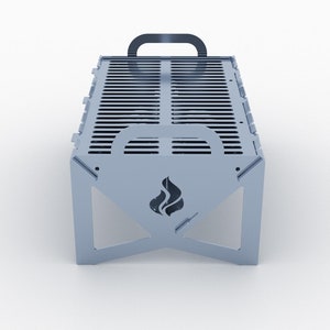 K&ouml;nnte beinhalten: Ein silberner Klappgrill mit einem Griff und einem Flammenlogo. Der Grill ist aus Metall und hat eine rechteckige Form.