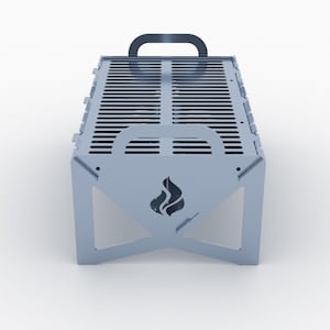 K&ouml;nnte beinhalten: Ein silberner Klappgrill mit einem Griff und einem Flammenlogo. Der Grill ist aus Metall und hat eine rechteckige Form.