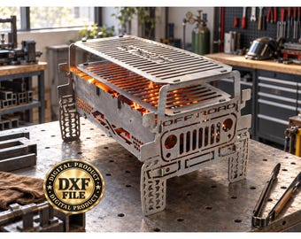 Op de afbeelding: Een metalen vuurkorf in de vorm van een terreinwagen met een grillplaat, voorzien van een grille-ontwerp, bandenprofielen op de poten en de tekst OFF ROAD aan de voorzijde. Een gouden ronde badge vermeldt DIGITAL PRODUCT DXF FILE.