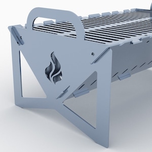 K&ouml;nnte beinhalten: Ein silberner Klappgrill mit einem Griff und einem Flammenlogo. Der Grill ist aus Metall und hat eine rechteckige Form.