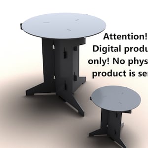 Op de afbeelding: Twee grijze, opvouwbare, ronde tafels met elk drie poten. De grotere tafel is op de achtergrond en de kleinere tafel is op de voorgrond. Let op! Alleen digitaal product! Er wordt geen fysiek product verzonden.