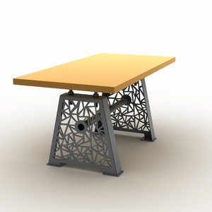 Op de afbeelding: Een rechthoekige tafel met een gouden blad en een geometrische, zwarte metalen onderstel. Het onderstel is gemaakt van een rooster van driehoeken.