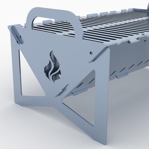K&ouml;nnte beinhalten: Ein silberner Klappgrill mit einem Griff und einem Flammenlogo. Der Grill ist aus Metall und hat eine rechteckige Form.