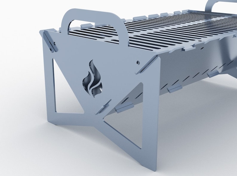 K&ouml;nnte beinhalten: Ein silberner Klappgrill mit einem Griff und einem Flammenlogo. Der Grill ist aus Metall und hat eine rechteckige Form.