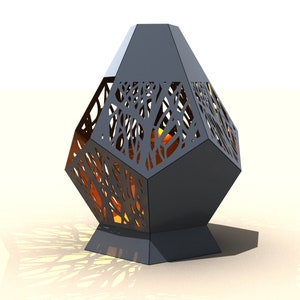 K&ouml;nnte beinhalten: Ein schwarzer Metall-Feuerplatz mit geometrischem Design und filigranen Ausschnitten. Der Feuerplatz hat einen quadratischen Sockel und eine rautenf&ouml;rmige Oberseite. Die Ausschnitte bilden ein Muster aus &Auml;sten und Bl&auml;ttern.