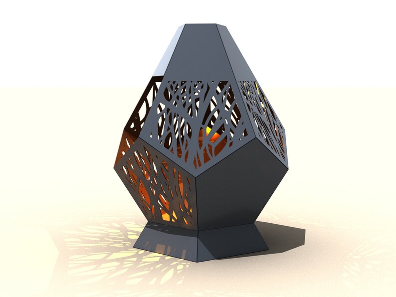 K&ouml;nnte beinhalten: Ein schwarzer Metall-Feuerplatz mit geometrischem Design und filigranen Ausschnitten. Der Feuerplatz hat einen quadratischen Sockel und eine rautenf&ouml;rmige Oberseite. Die Ausschnitte bilden ein Muster aus &Auml;sten und Bl&auml;ttern.