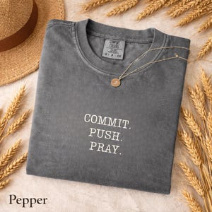 Camiseta Commit Push Pray, Camiseta para programadores, Camiseta con humor para desarrolladores, Comfort Colors®, Camiseta de codificación Git, Regalo para ingenieros de software