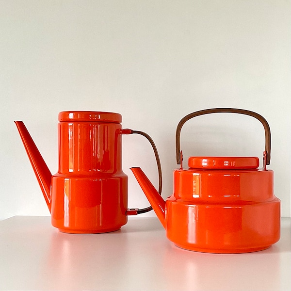 Danish Mid-Century Modern orange enamel coffee or tea pot with bentwood handles, late 1960s.
