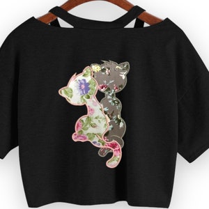 Könnte beinhalten: Schwarzes, bauchfreies T-Shirt mit einem floralen Druck von zwei Katzen auf der Rückseite.