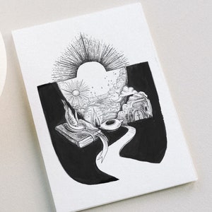 Könnte beinhalten: Schwarz-weiß-Tintenzeichnung einer Sonne, Wolken und eines gewundenen Weges, der zu einem Buch mit einer Feder darauf führt. Die Zeichnung ist auf weißem Hintergrund.