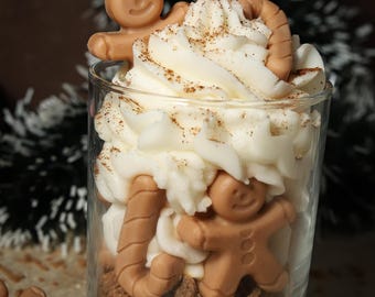 Gingerbread Dessert Candle | Decorative candle with gingerbread man and Christmas decorations