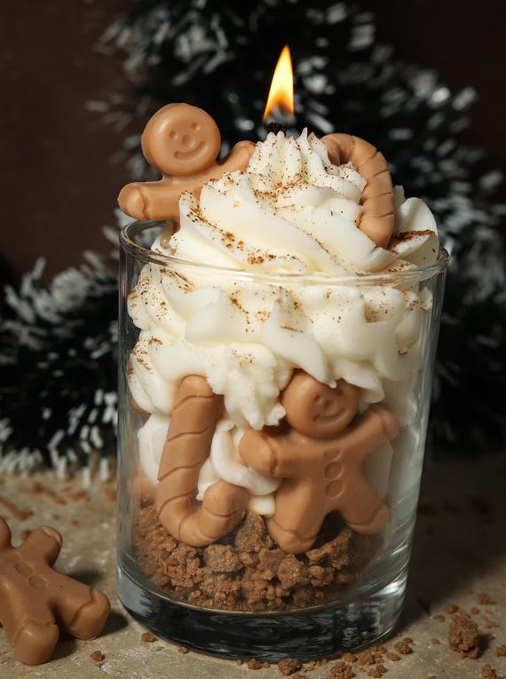 Gingerbread Dessert Candle | Decorative candle with gingerbread man and Christmas decorations