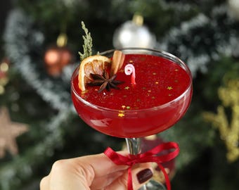 Bougie en gel parfumée au vin rouge dans une forme élégante de verre à cocktail de Noël avec motif anis étoilé