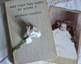 Livre vintage 1934 "Are they the same at home ?" par Beverley Nichols | couverture rigide en tissu